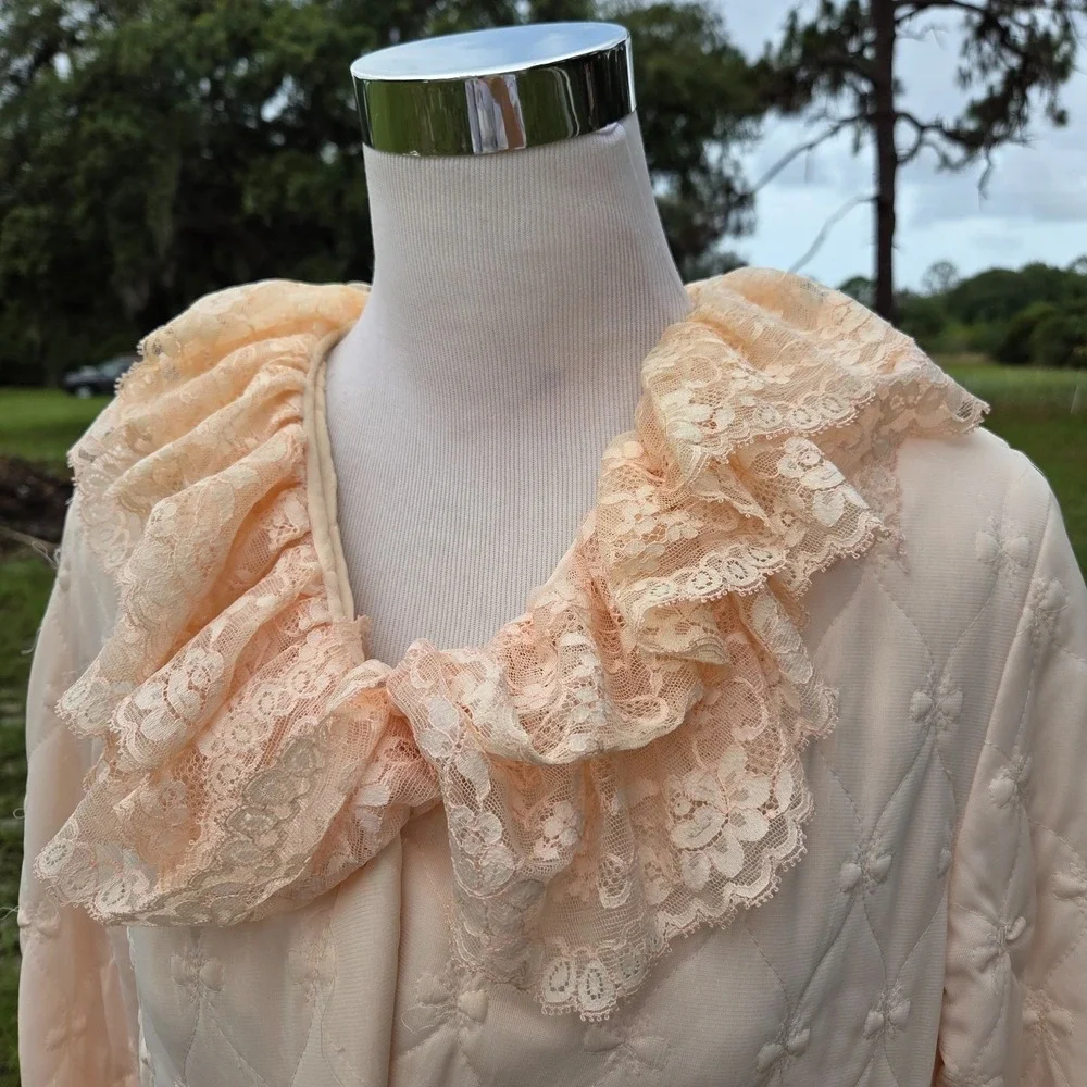 Vanity Fair Vintage 1960s Pink Quilted House Dress Cozy Robe Lace Piping 12